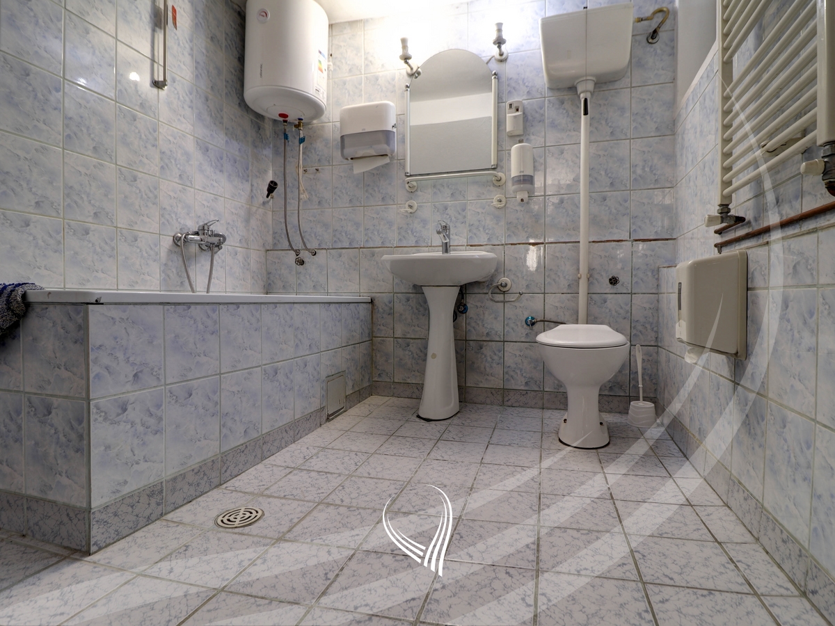 Zyre 435m2 me qira në lagjen Pejton22