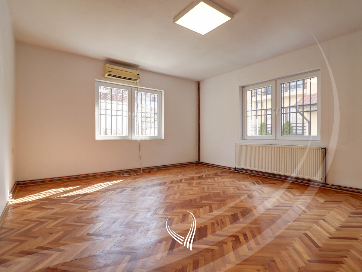 Zyre 435m2 me qira në lagjen Pejton1