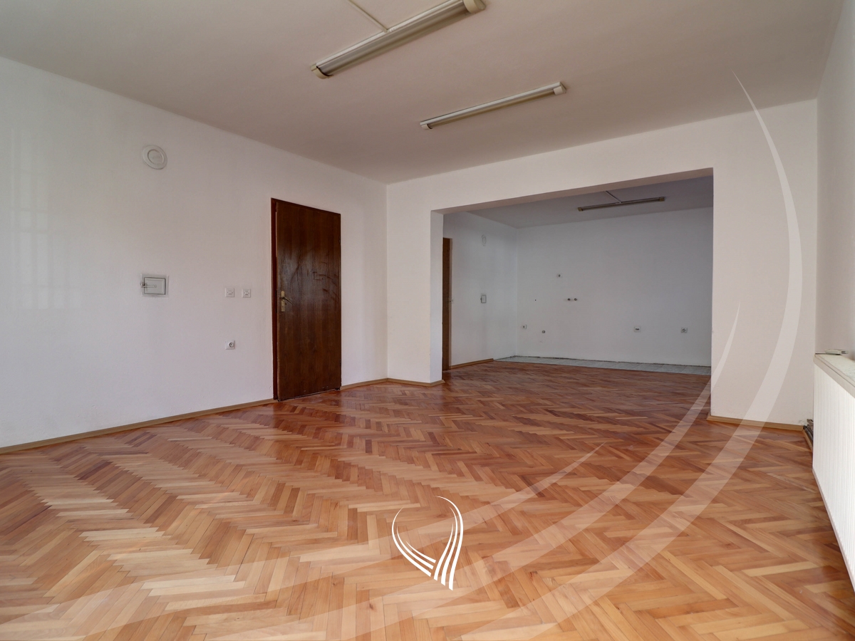 Zyre 435m2 me qira në lagjen Pejton2