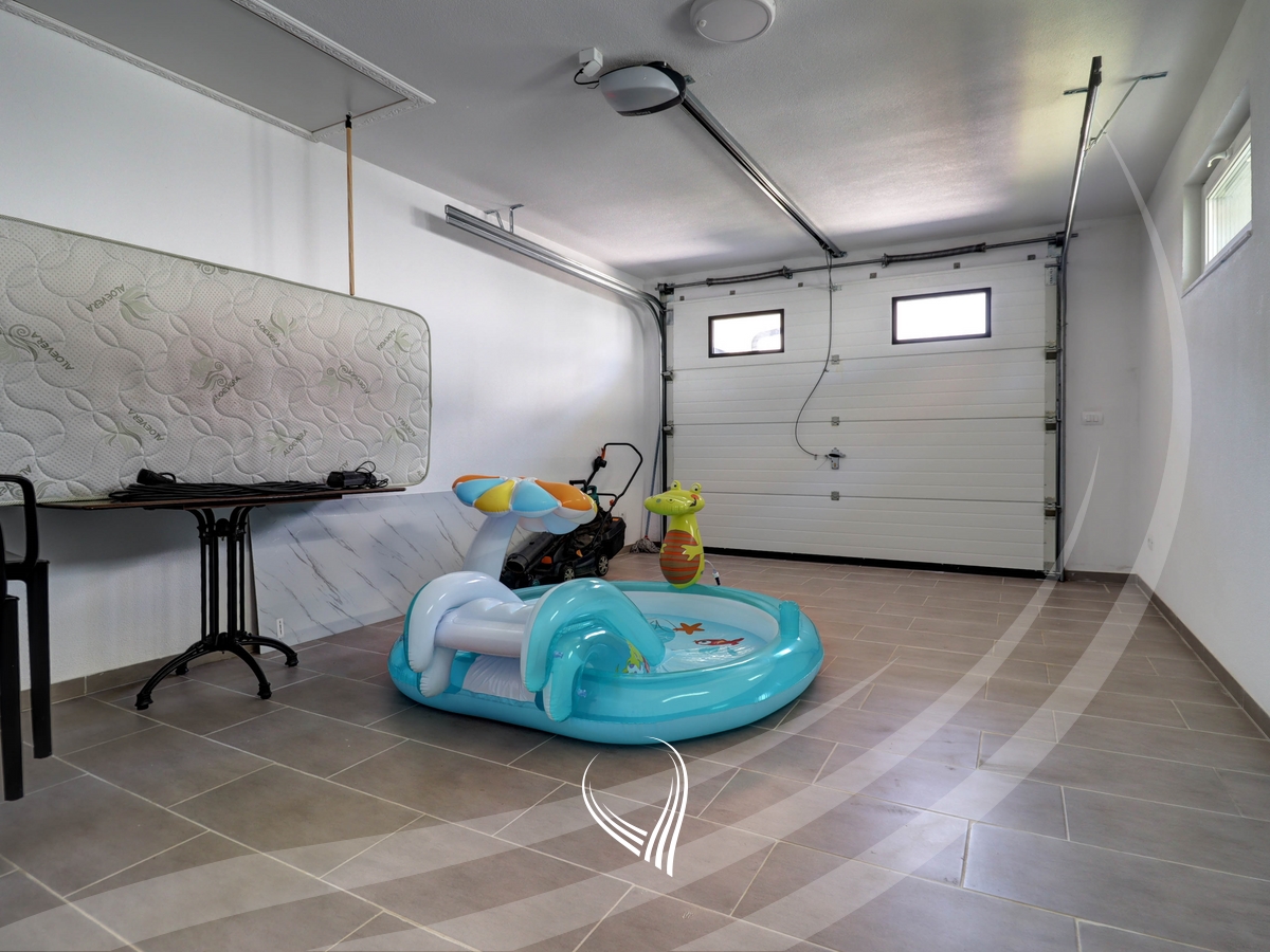 Shtëpi me 3 dhoma gjumi në shitje në lagjen Matiçan9