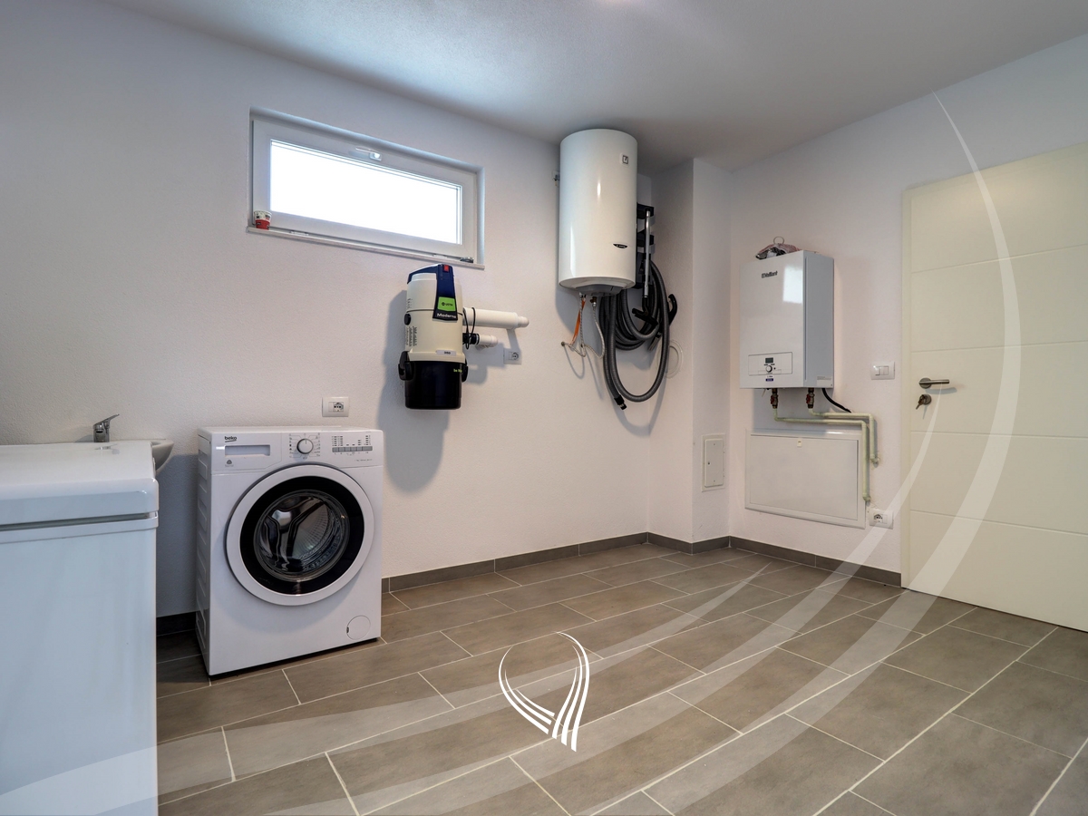 Shtëpi me 3 dhoma gjumi në shitje në lagjen Matiçan10