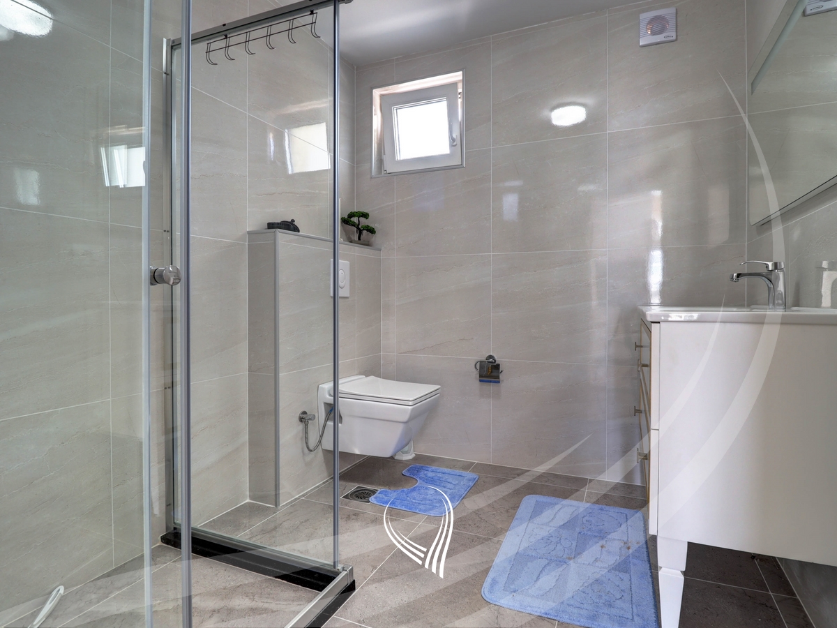 Shtëpi me 3 dhoma gjumi në shitje në lagjen Matiçan11