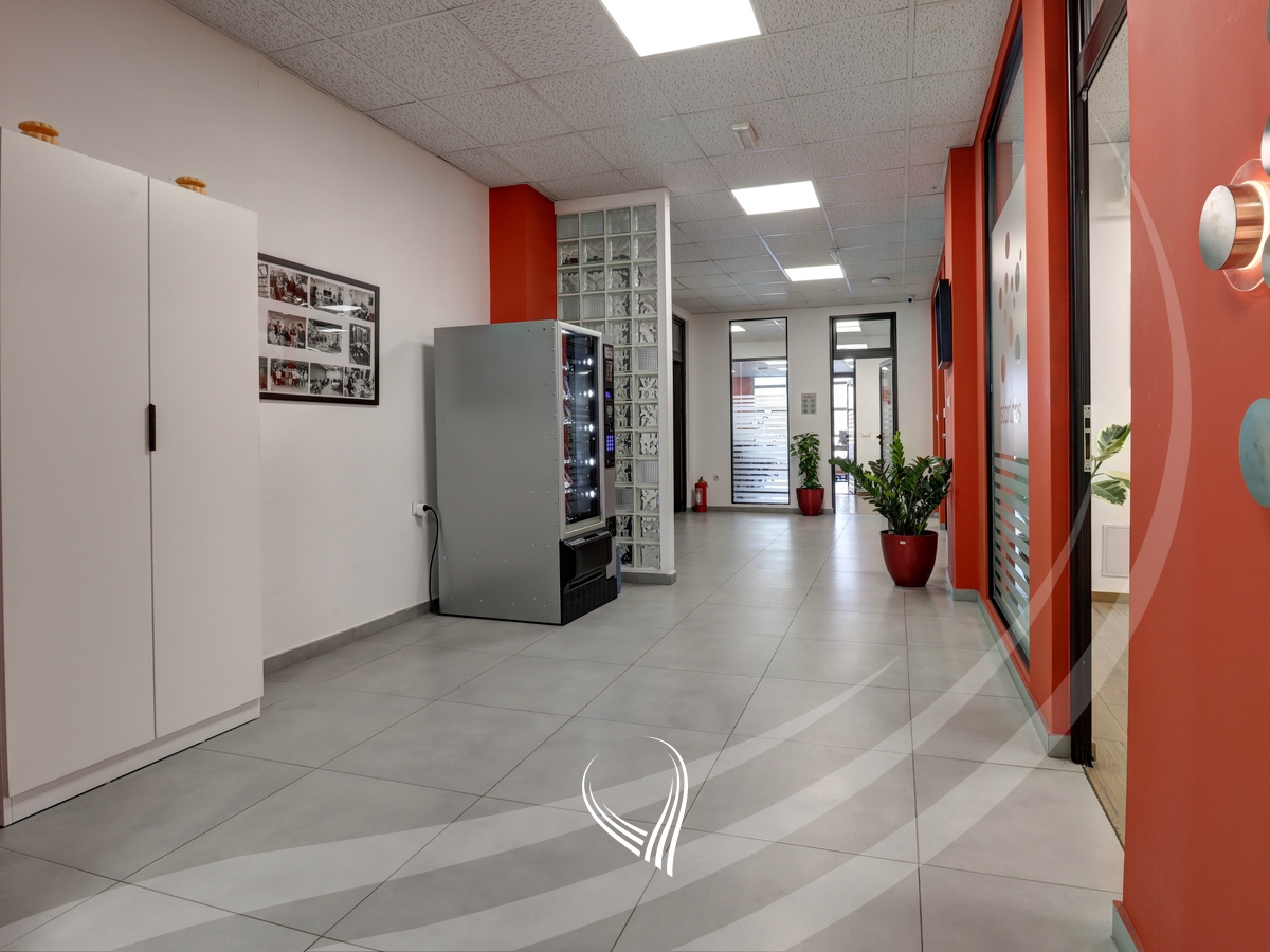 Hapësirë afariste për zyre 480m2 me qira në lagjen Pejton8