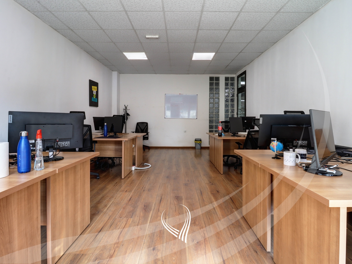 Hapësirë afariste për zyre 480m2 me qira në lagjen Pejton10
