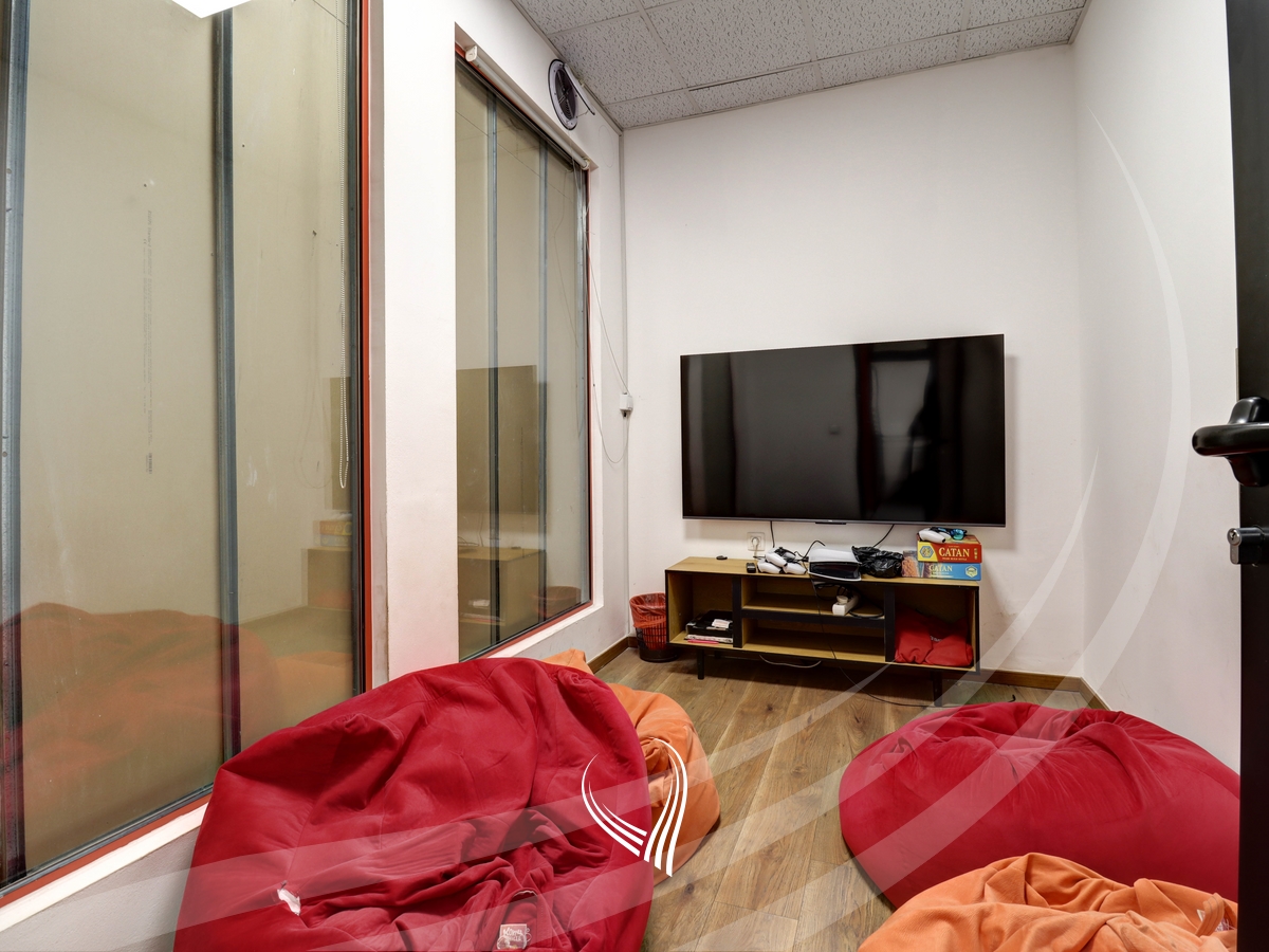 Hapësirë afariste për zyre 480m2 me qira në lagjen Pejton13