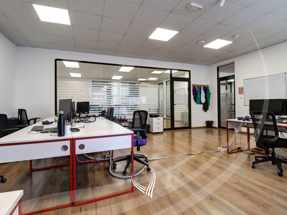 Hapësirë afariste për zyre 480m2 me qira në lagjen Pejton4