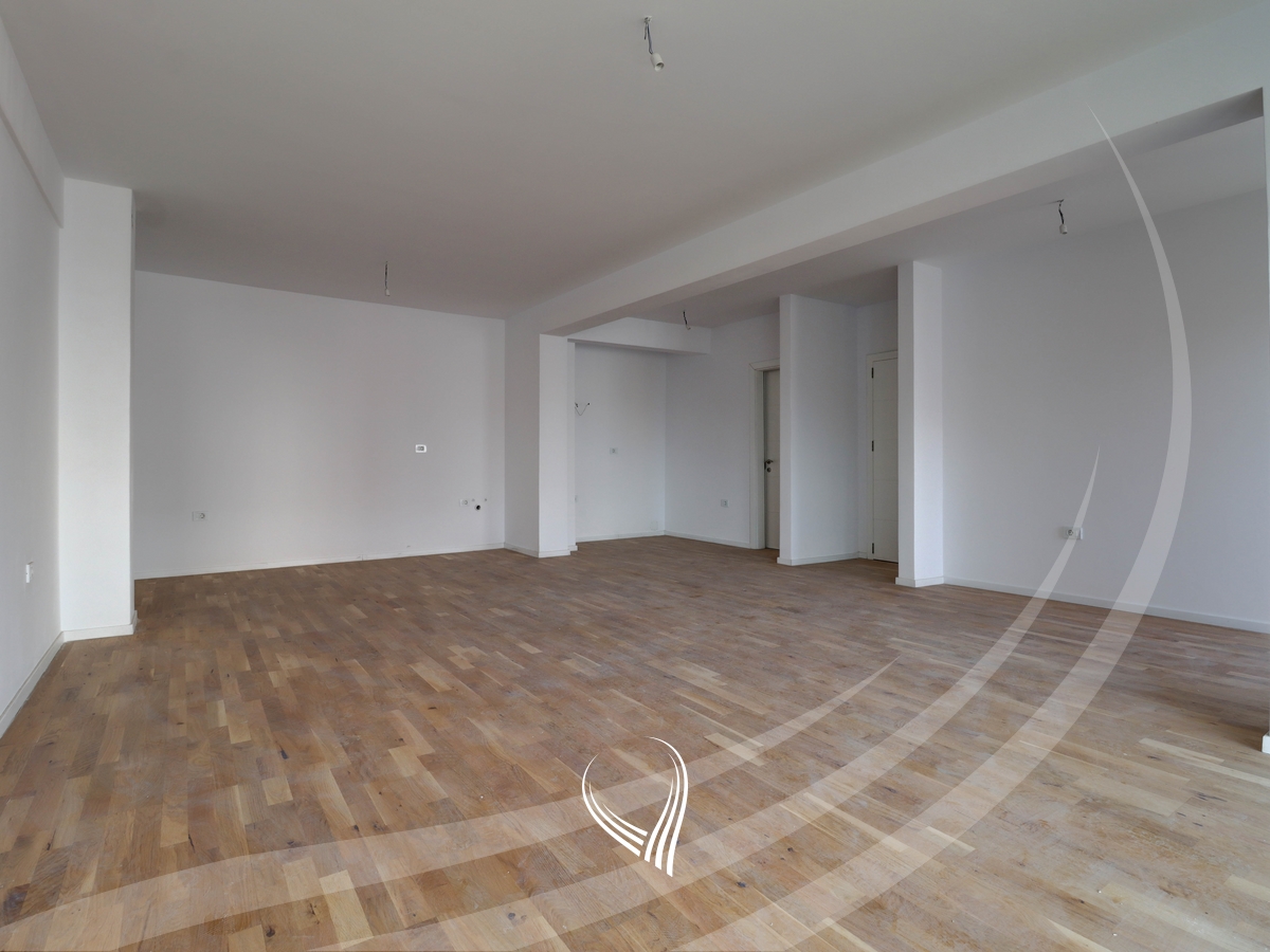 Banesë me 4 dhoma gjumi në shitje në lagjen Mati 1 – Rruga A2