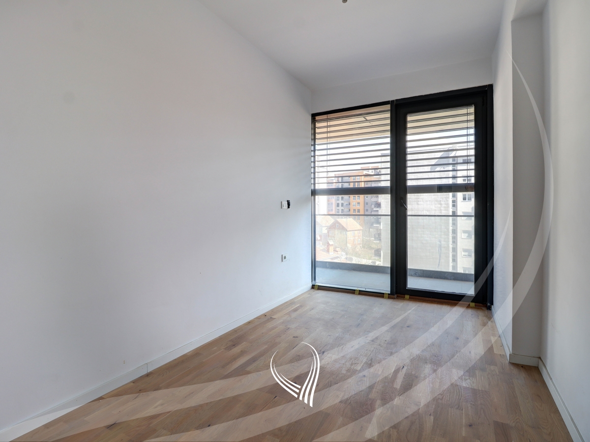 Banesë me 4 dhoma gjumi në shitje në lagjen Mati 1 – Rruga A5