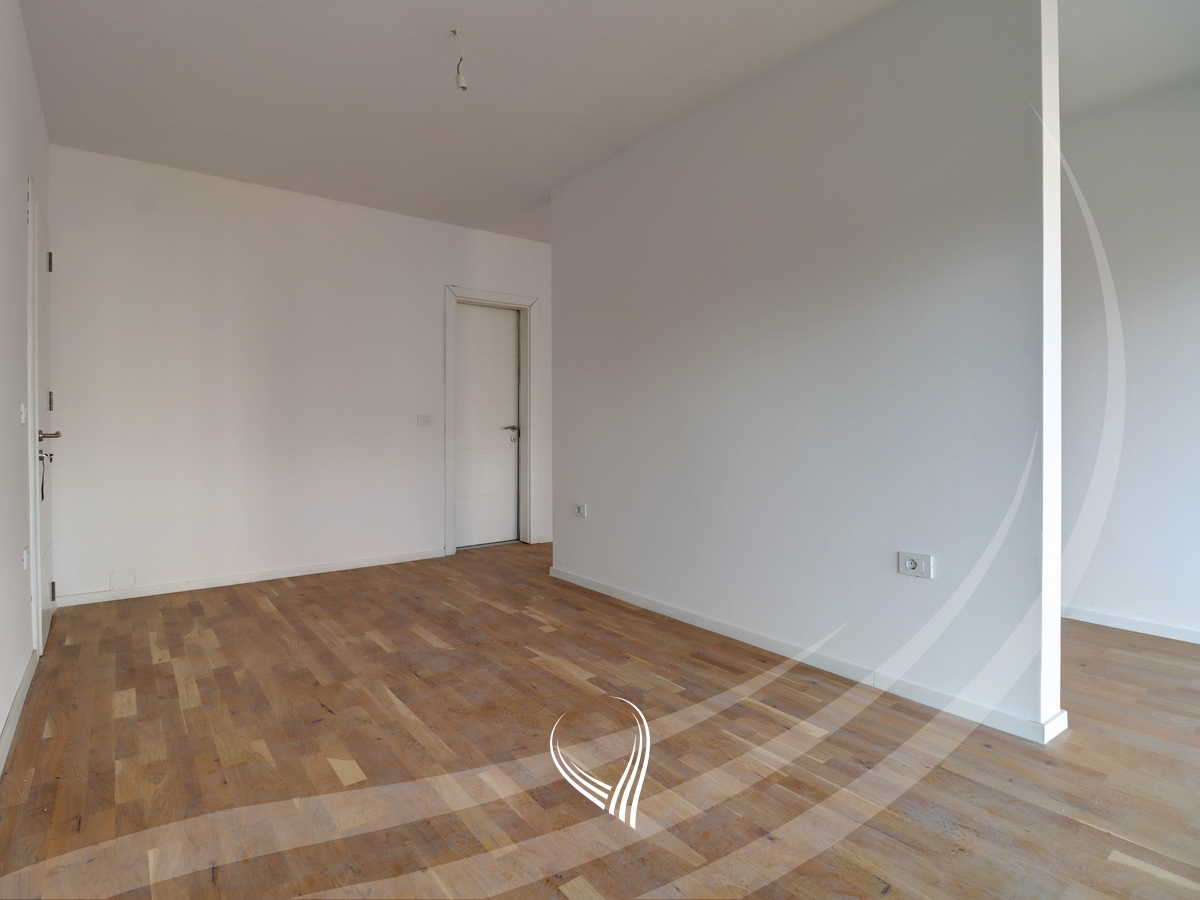 Banesë me 4 dhoma gjumi në shitje në lagjen Mati 1 – Rruga A8