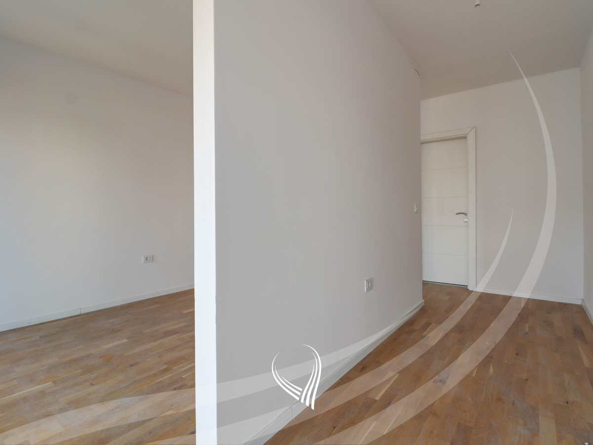 Banesë me 4 dhoma gjumi në shitje në lagjen Mati 1 – Rruga A9