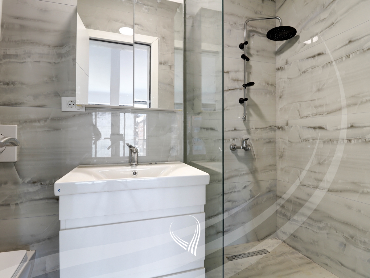 Banesë me 4 dhoma gjumi në shitje në lagjen Mati 1 – Rruga A12