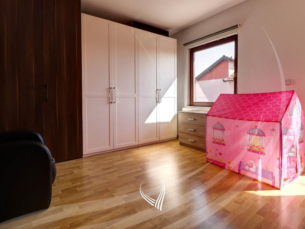 Shtëpi me 3 dhoma gjumi në shitje në lagjen NIC7