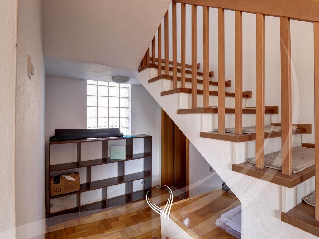 Shtëpi me 3 dhoma gjumi në shitje në lagjen NIC8