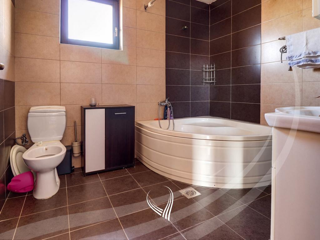 Shtëpi me 3 dhoma gjumi në shitje në lagjen NIC12