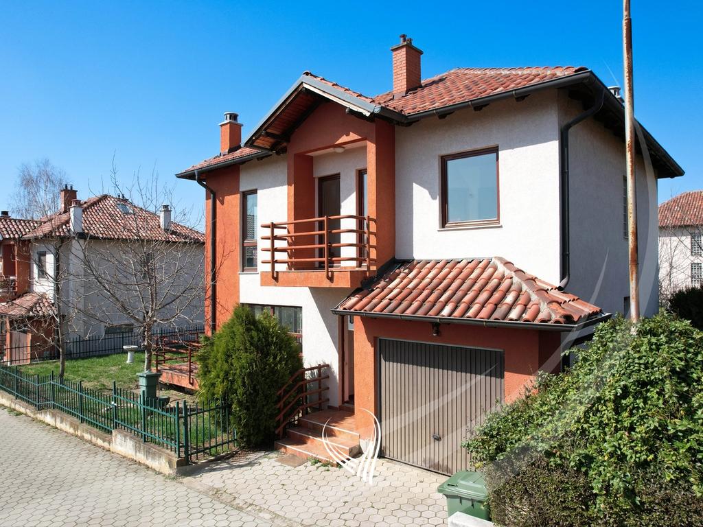 Shtëpi me 3 dhoma gjumi në shitje në lagjen NIC15