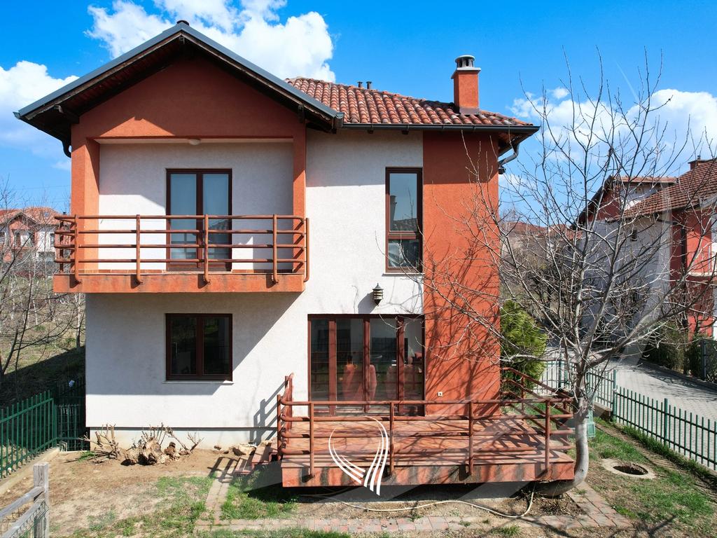 Shtëpi me 3 dhoma gjumi në shitje në lagjen NIC16