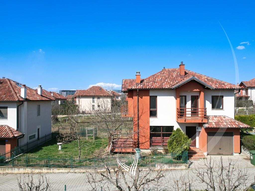 Shtëpi me 3 dhoma gjumi në shitje në lagjen NIC18