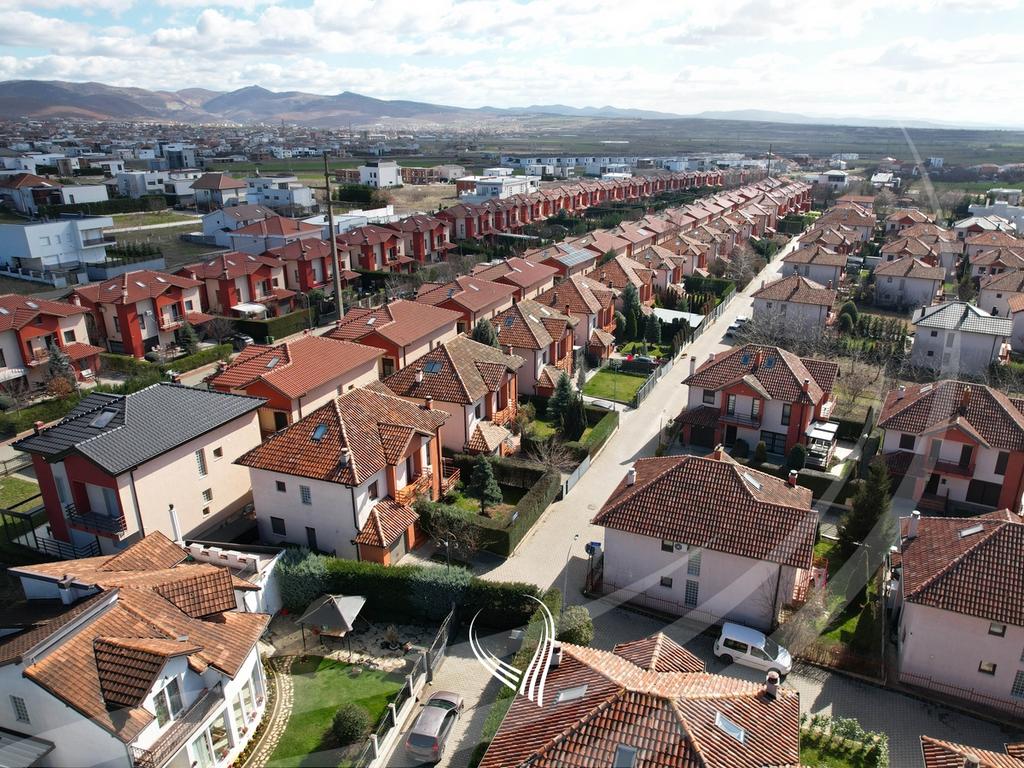 Shtëpi me 3 dhoma gjumi në shitje në lagjen NIC19