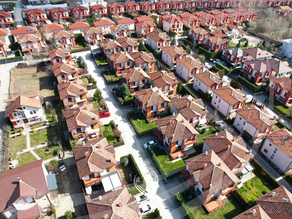 Shtëpi me 3 dhoma gjumi në shitje në lagjen NIC20