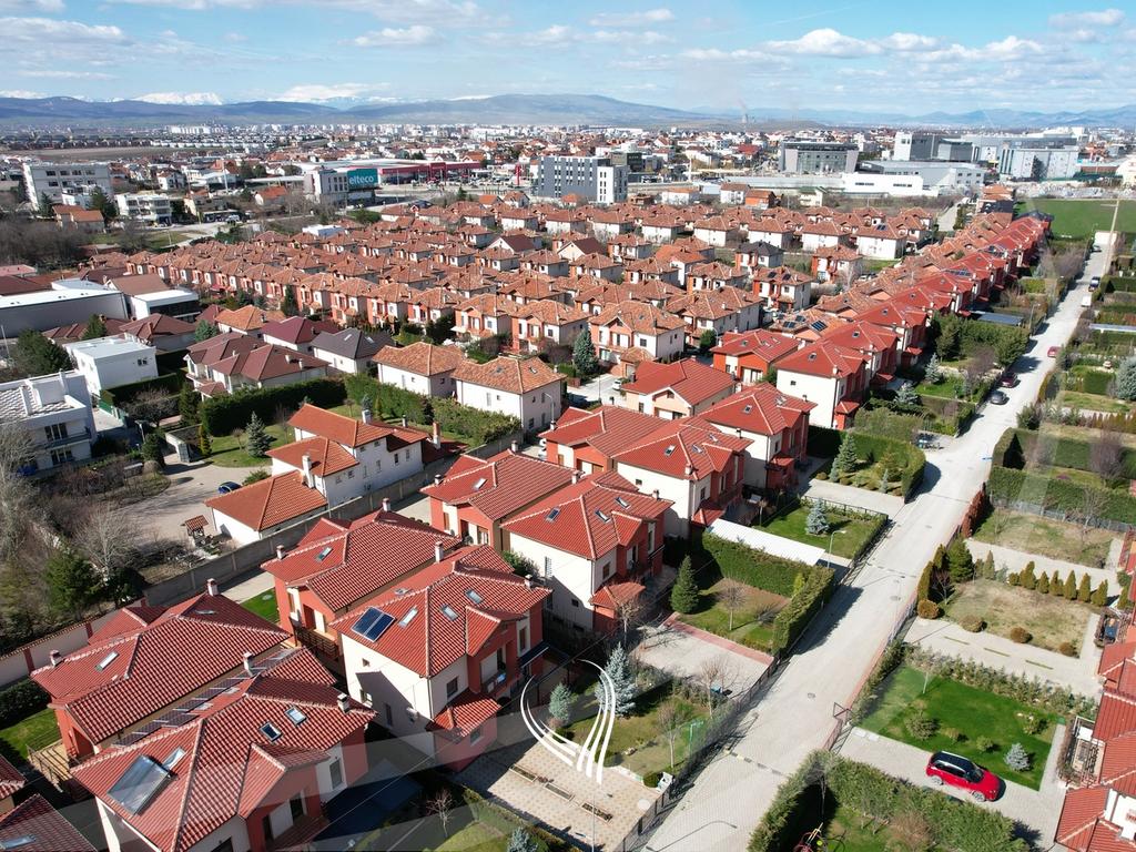 Shtëpi me 3 dhoma gjumi në shitje në lagjen NIC21