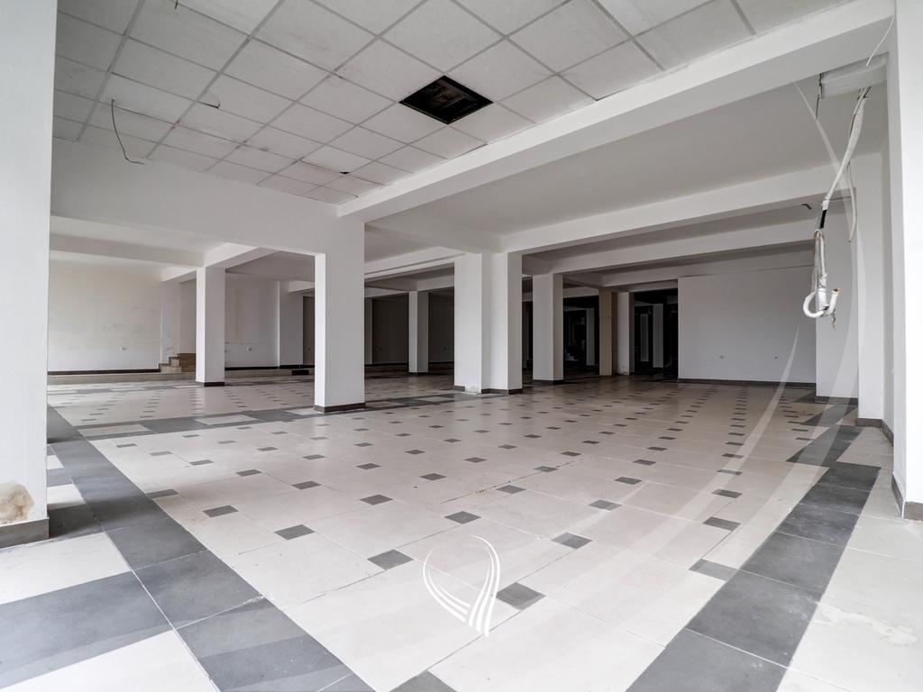 Lokal 400m2 me qira në lagjen Aktash2