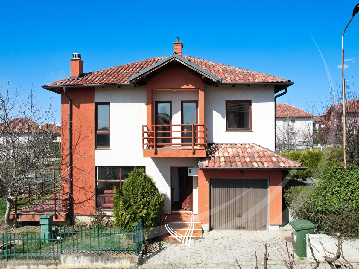 Shtëpi me 3 dhoma gjumi në shitje në lagjen NIC0