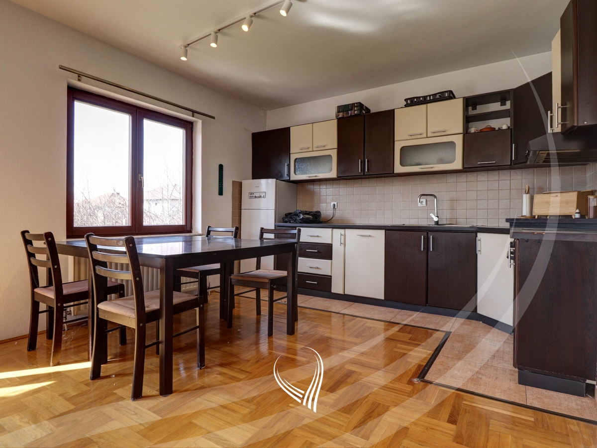 Shtëpi me 3 dhoma gjumi në shitje në lagjen NIC4