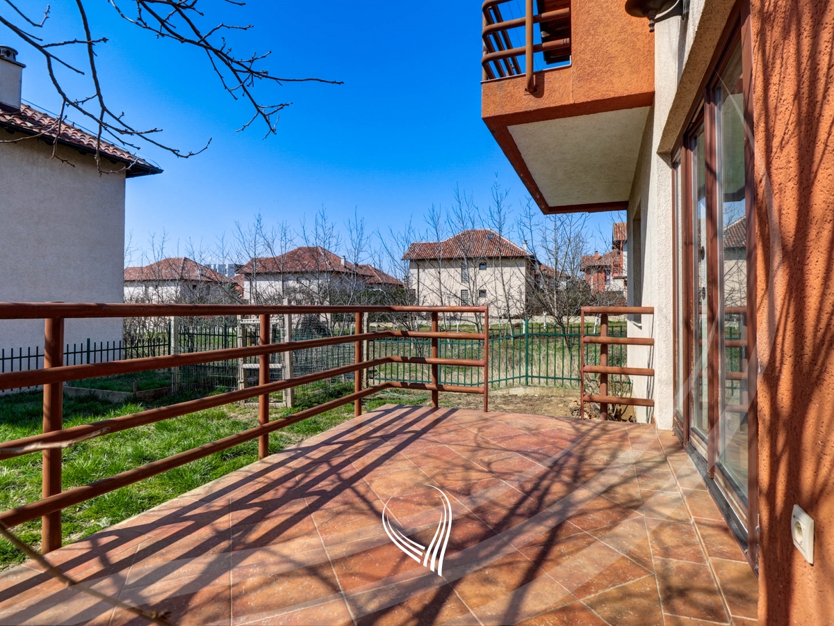 Shtëpi me 3 dhoma gjumi në shitje në lagjen NIC11