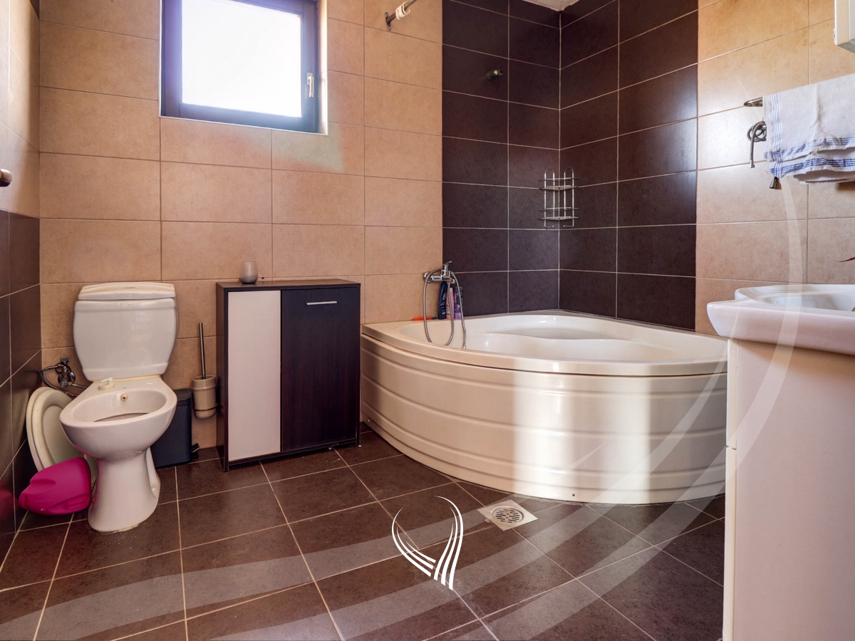 Shtëpi me 3 dhoma gjumi në shitje në lagjen NIC12