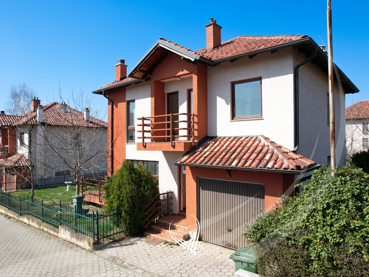 Shtëpi me 3 dhoma gjumi në shitje në lagjen NIC15