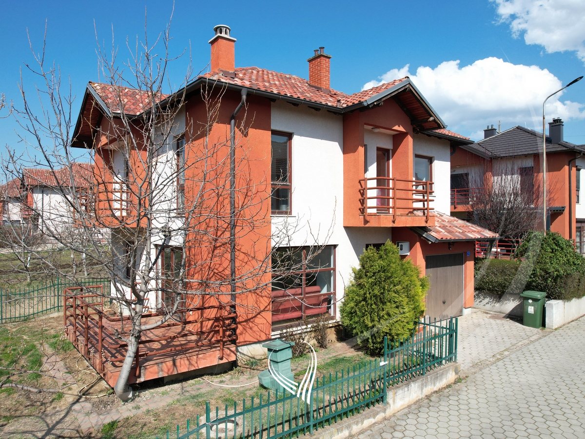 Shtëpi me 3 dhoma gjumi në shitje në lagjen NIC17