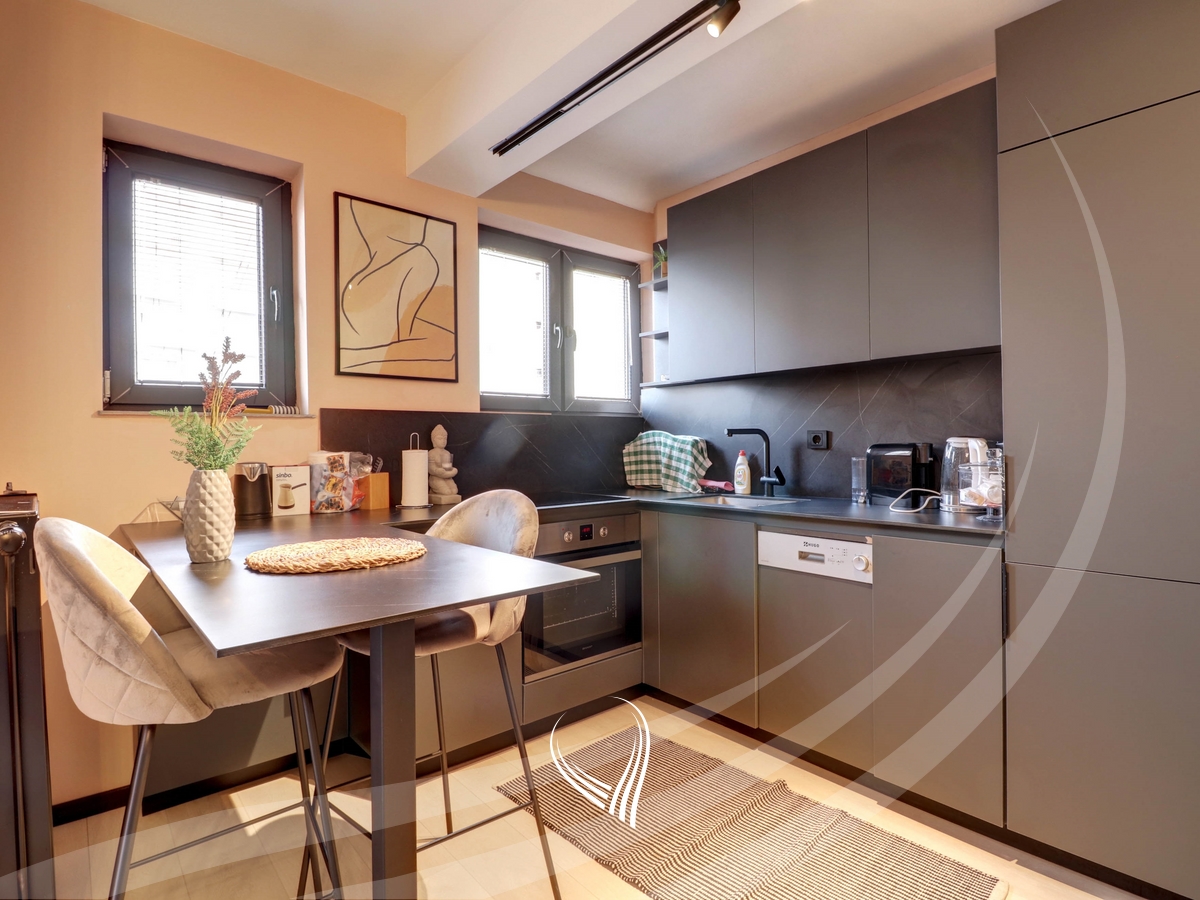 Banesë me 1 dhomë gjumi në shitje në lagjen Qafa4