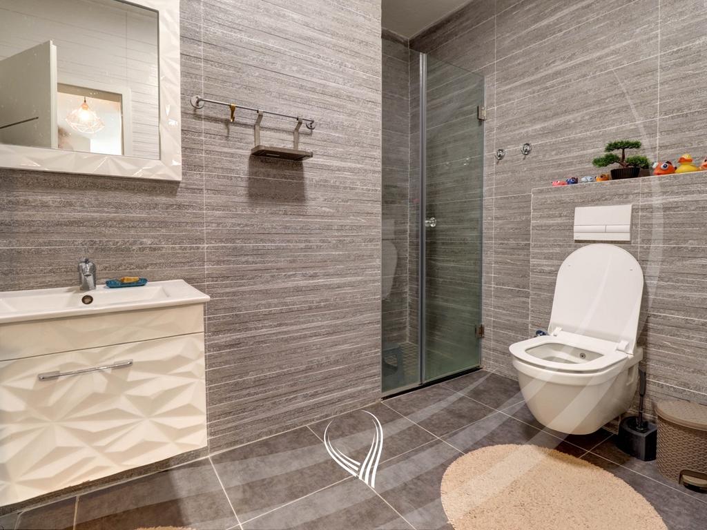 Banesë me 2 dhoma gjumi me qira në lagjen Mati 1 - Rruga C7