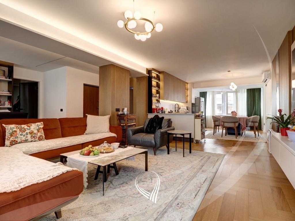 Banesë me 3 dhoma gjumi me qira në Qendër