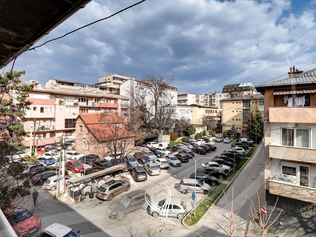 Banesë me 3 dhoma gjumi me qira në Qendër8