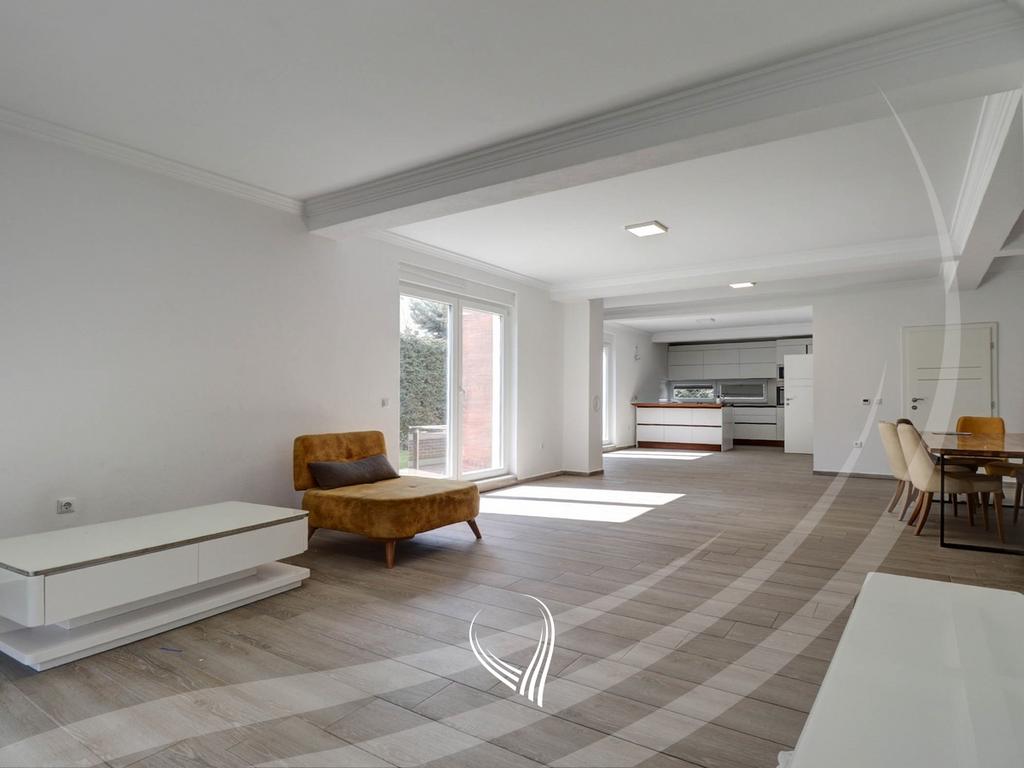 Shtëpi me 4 dhoma gjumi me qira në lagjen Marigona Residence