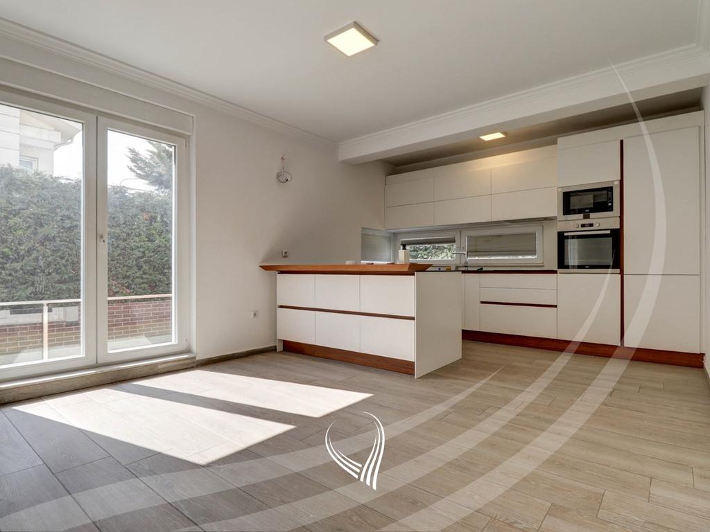 Shtëpi me 4 dhoma gjumi me qira në lagjen Marigona Residence1