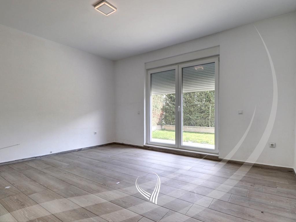 Shtëpi me 4 dhoma gjumi me qira në lagjen Marigona Residence2