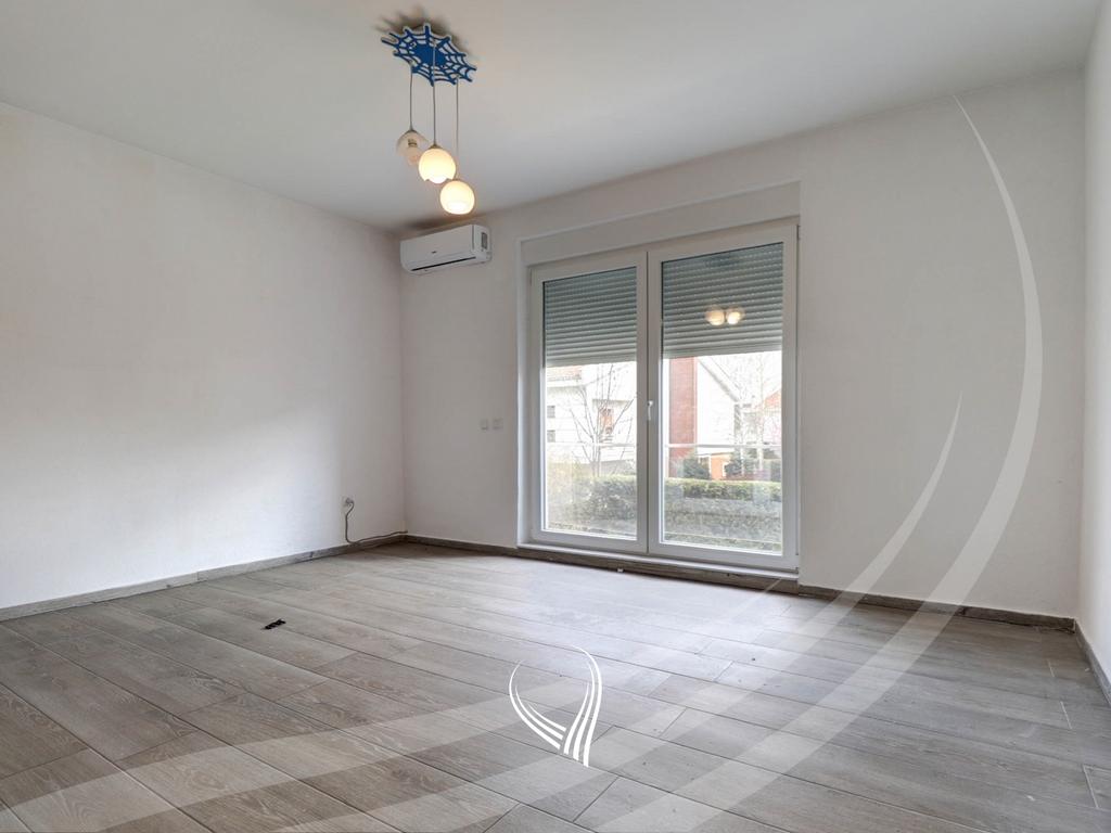 Shtëpi me 4 dhoma gjumi me qira në lagjen Marigona Residence3