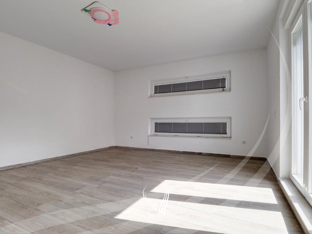 Shtëpi me 4 dhoma gjumi me qira në lagjen Marigona Residence4