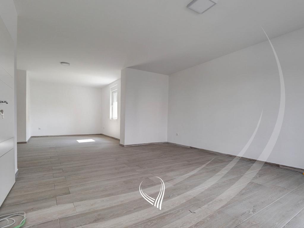 Shtëpi me 4 dhoma gjumi me qira në lagjen Marigona Residence5