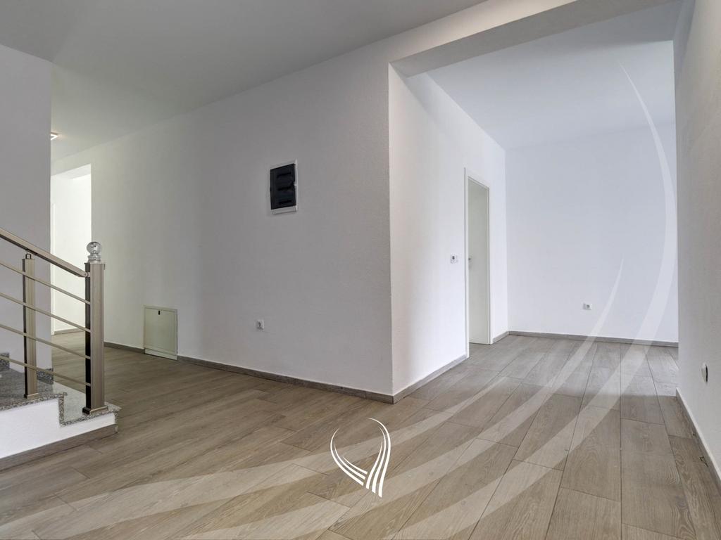 Shtëpi me 4 dhoma gjumi me qira në lagjen Marigona Residence9