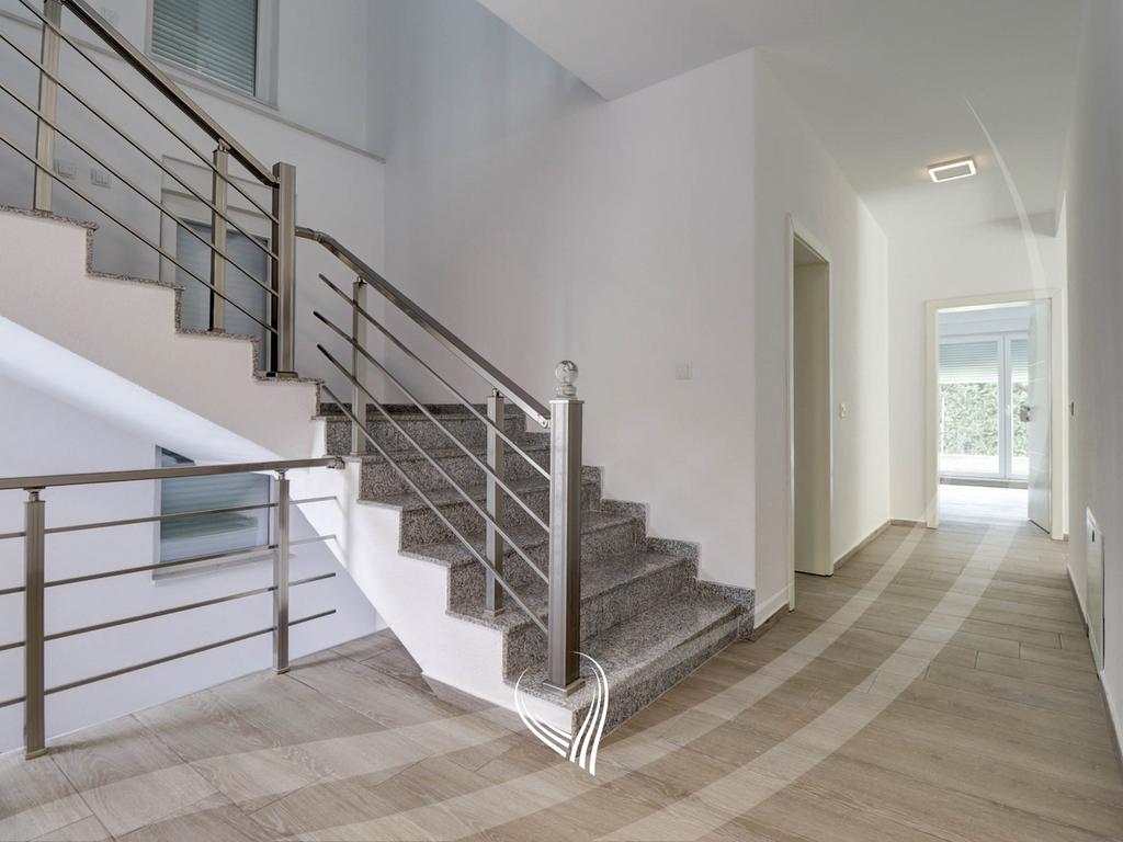 Shtëpi me 4 dhoma gjumi me qira në lagjen Marigona Residence10