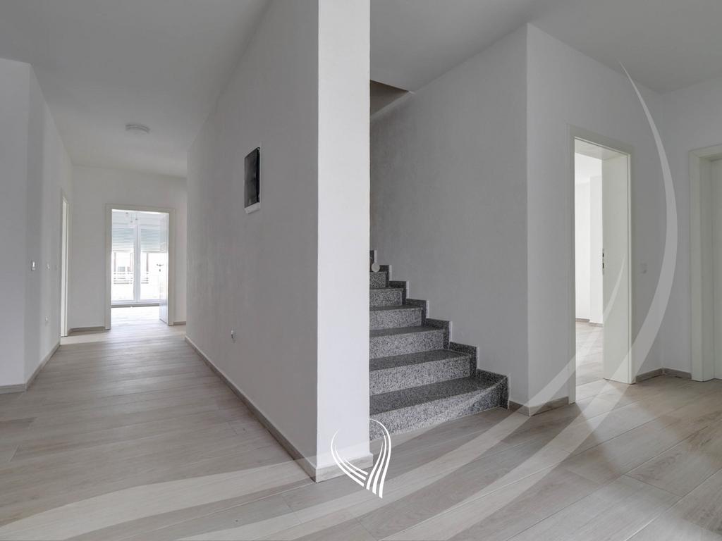 Shtëpi me 4 dhoma gjumi me qira në lagjen Marigona Residence16