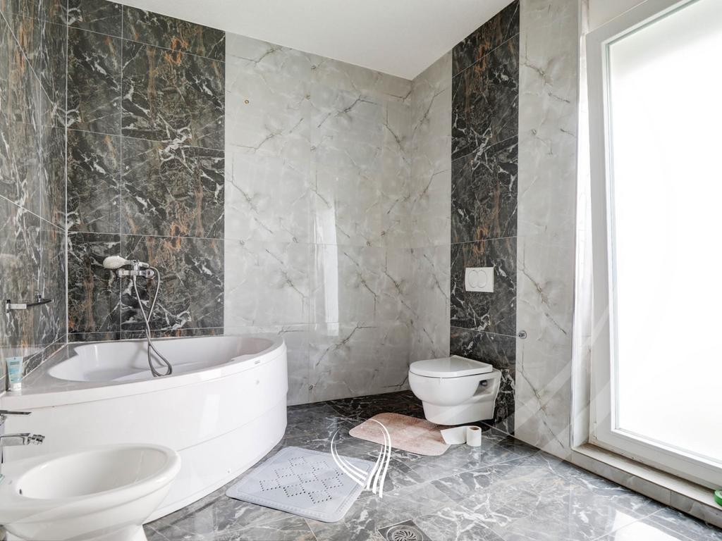 Shtëpi me 4 dhoma gjumi me qira në lagjen Marigona Residence21