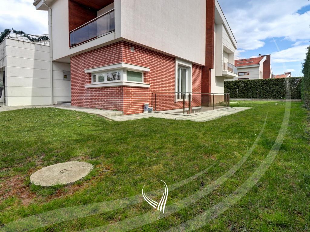 Shtëpi me 4 dhoma gjumi me qira në lagjen Marigona Residence25