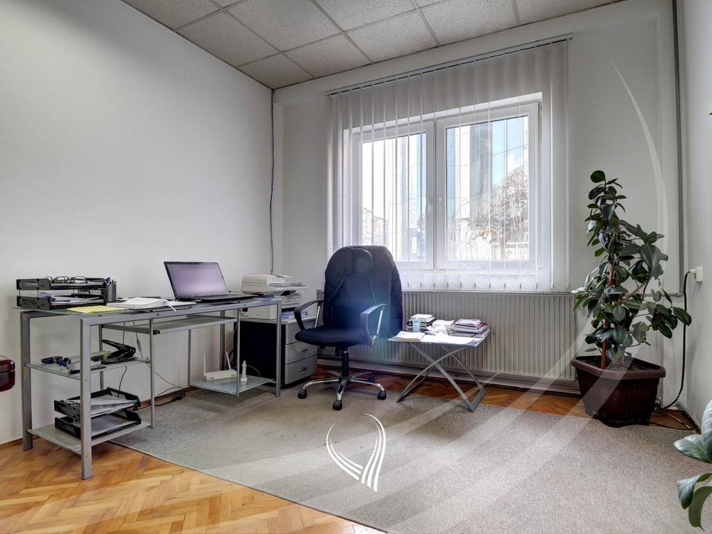 Zyre me 3 dhoma pune me qira në lagjen Pejton2