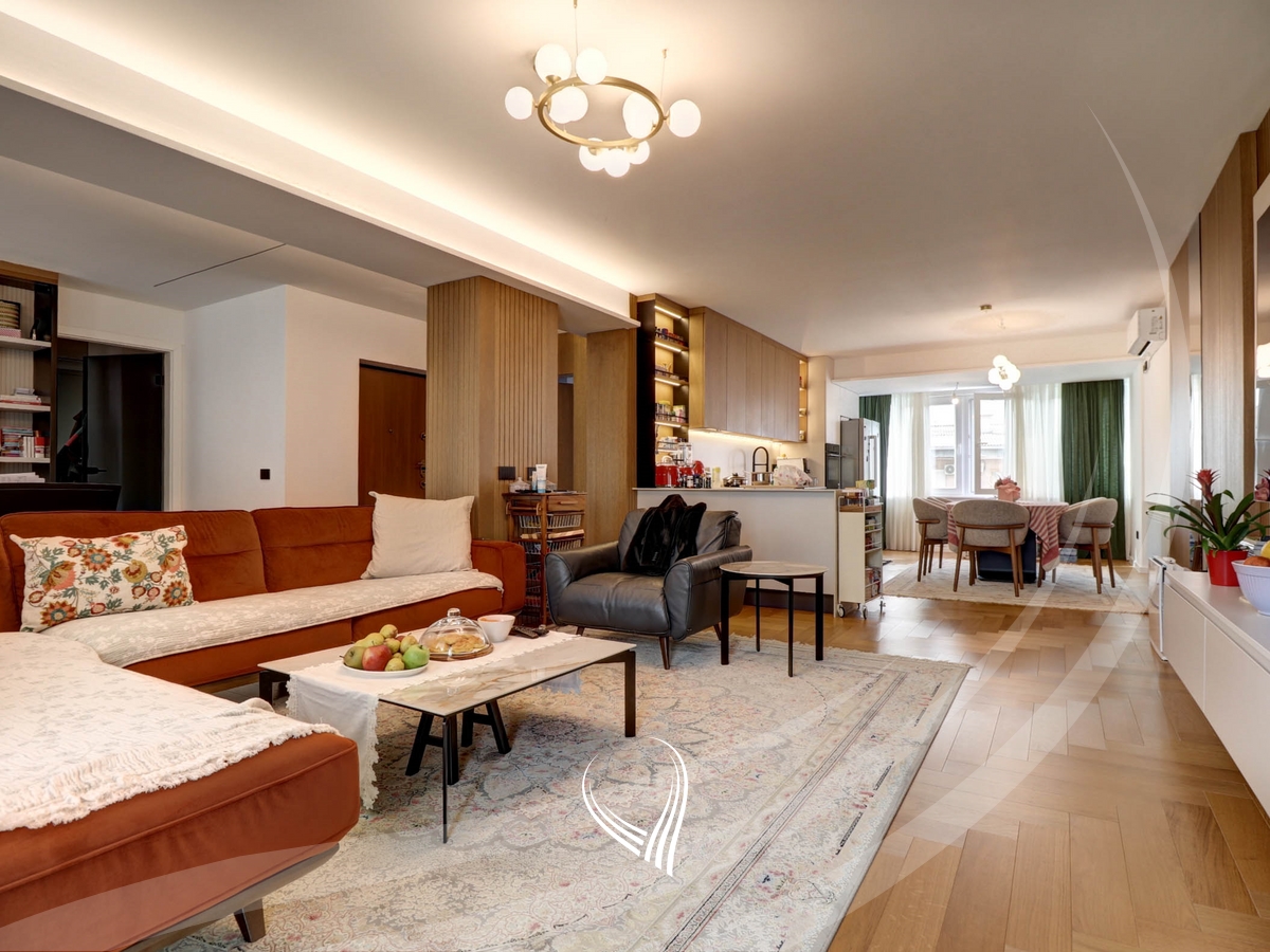 Banesë me 3 dhoma gjumi me qira në Qendër0