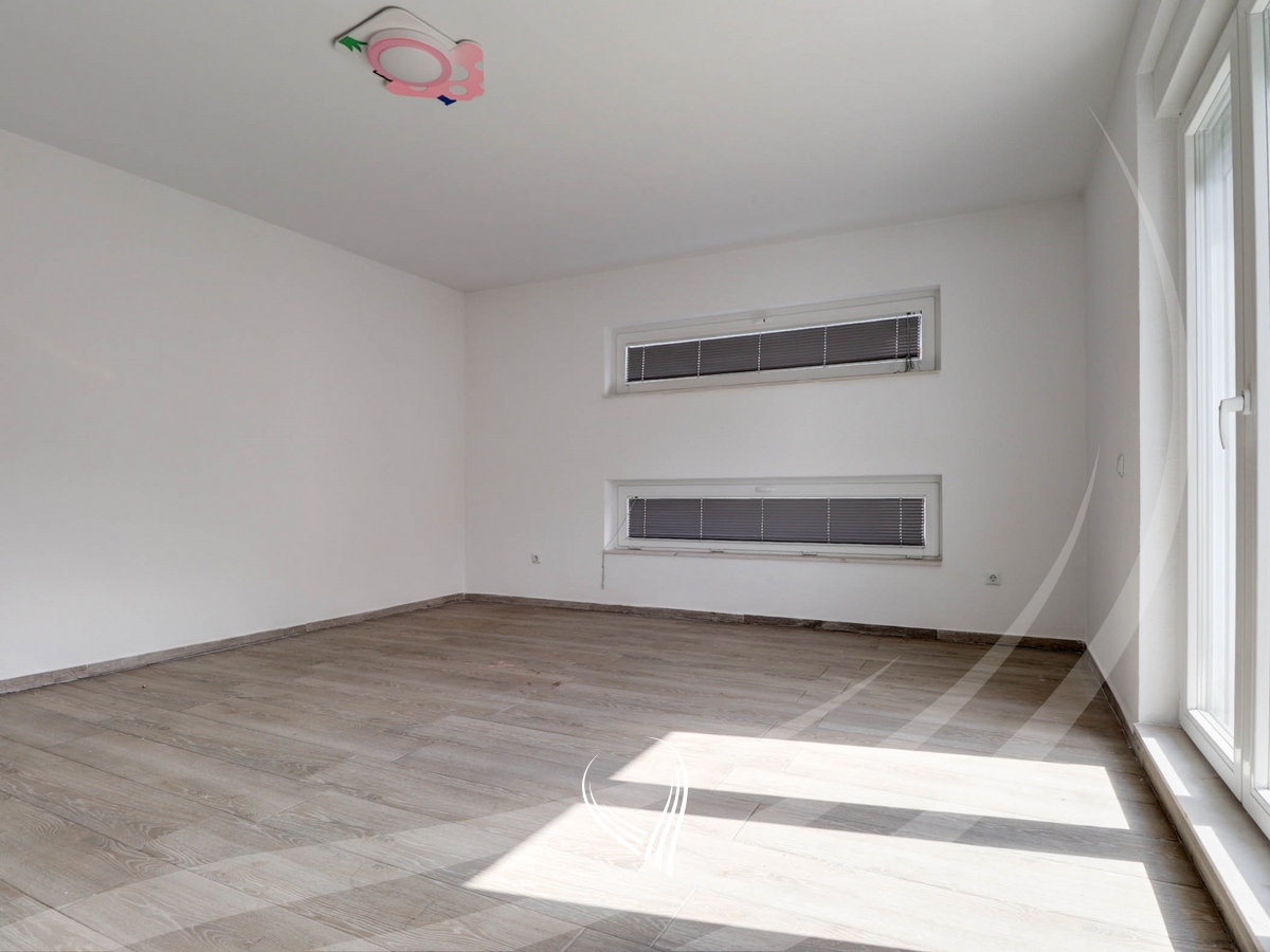 Shtëpi me 4 dhoma gjumi me qira në lagjen Marigona Residence4