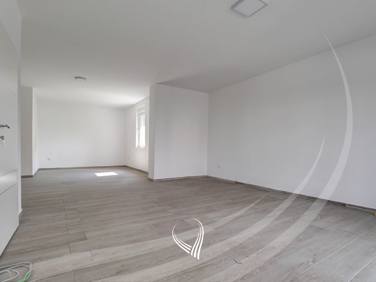 Shtëpi me 4 dhoma gjumi me qira në lagjen Marigona Residence5